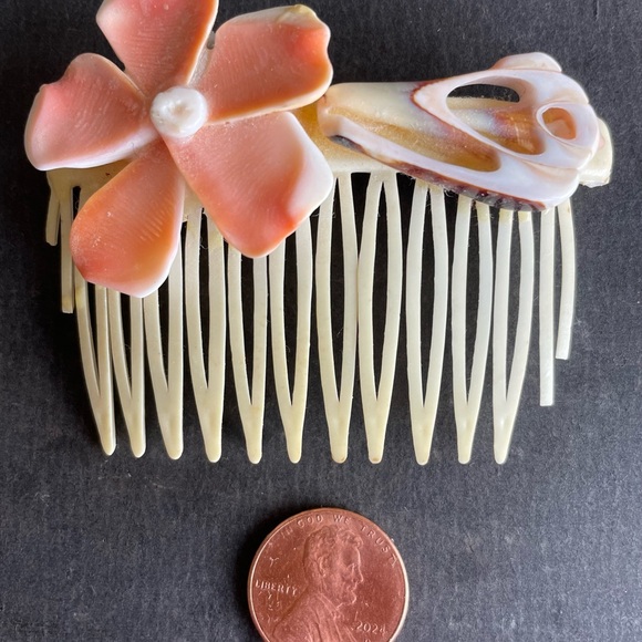 Vintage Shell Flower Hair Comb - Picture 2 of 3